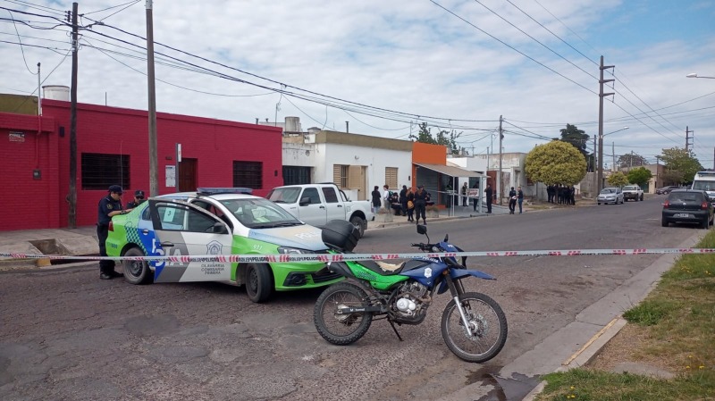 Investigan un femicidio seguido de suicidio en el barrio Sarmiento